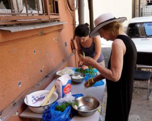 Ищут дрова и воду - в Мариуполе люди выживают на улицах