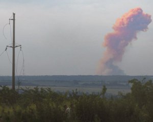 В районе Северодонецка прогремел мощный взрыв, над городом виден оранжевый дым