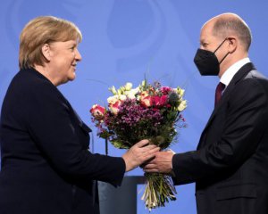 Шольц встал на защиту Меркель и поддержал ее политику по отношению к РФ