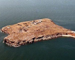 Зміїний сколихнули десятки вибухів. З кожним - росіян меншає - нардеп (оновлено)