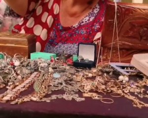 Мародеры в Мариуполе продают россиянам украденные украшения