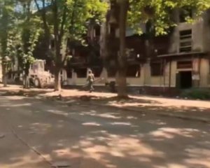 Виганяють людей на вулиці, а загиблих не шукають: показали, як зносять будинки в Маріуполі