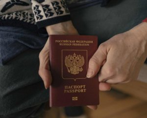 В Мелитополе обманывают людей, чтобы раздавать паспорта РФ - очереди занимают с утра