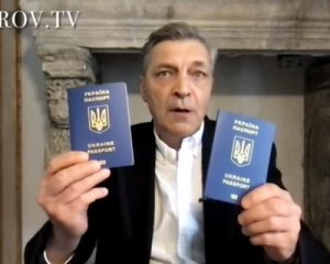 Невзоров показал свой паспорт – відео