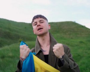 &quot;Ми з України&quot; - українські зірки підняли прапори й заспівали хіт 2022 року
