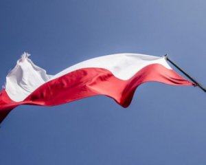 Польща вимагає пояснень від РФ через зняття прапора в Катині