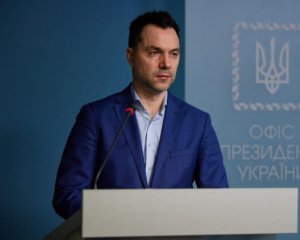 &quot;Кремлівські дуріки думають, що ми зламаємося&quot;: Арестович анонсував відповідь на обстріл Києва