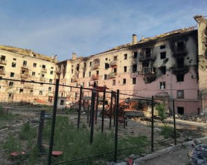 У Маріуполі знайшли черговий могильник. Тіла діставати не думають