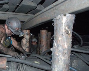 Россияне ударили по шахте в Торецке: под завалами остаются люди