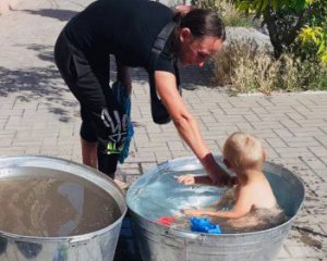 Вода з каналізації: показали, як виживають маріупольці