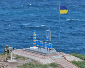 Головні новини дня: на Зміїний привезли український прапор, візит Папи Римського