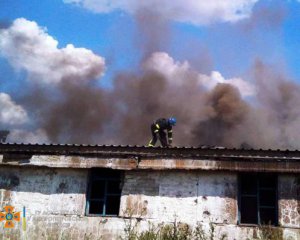 Окупанти знову обстріляли Дніпропетровщину – горять склади із зерном