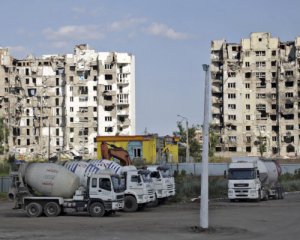 Хабарництво та рекет: окупанти наживаються на трагедії Маріуполя