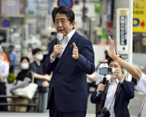 Экс-премьер Японии умер после совершенного на него покушения