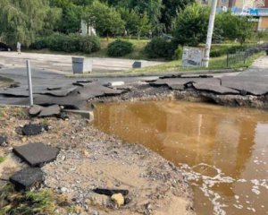 В Києві прорвало трубу: вода б&#039;є гейзером