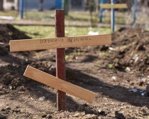 Росіяни розкопують могили у дворах Маріуполя