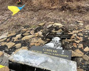 Загарбники повалили пам&#039;ятник Василю Сліпаку