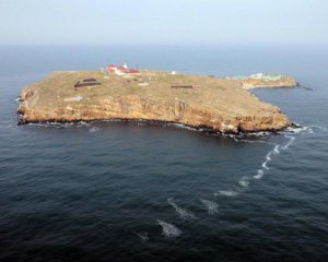 Картинка для "своїх": окупанти продовжують "замітати сліди" на Зміїному