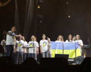 Цілують українські прапори і змінюють культові пісні: хто зі світових зірок підтримав Україну