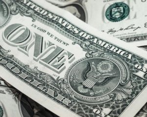 НБУ підвищив курс доллара. На українців чекає зростання цін, зокрема на пальне