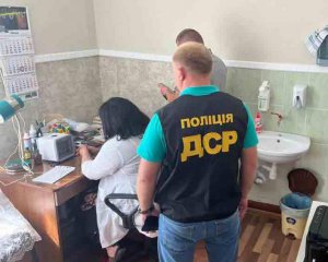 Врач из Хмельницкой области за деньги помогала уклонистам бежать из Украины