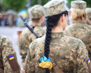 Назвали кількість жінок, які служать на передовій