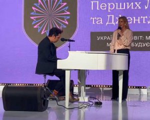 Экслюбимая принца Гарри спела в Киеве &quot;Ой у лузі червона калина&quot; – видео с Элли Голдинг