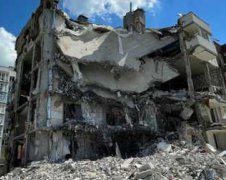 У Бучі зносять зруйновані окупантами новобудови: кадри демонтажу