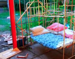 Детские игрушки, мебель и одежда на улице: мариупольцы вынуждены обустраивать быт под открытым небом