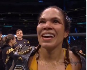 Спортсменка з Бразилії випила келих пива після перемоги в поєдинку UFC