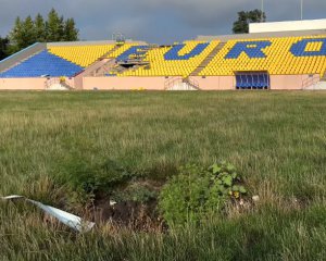 Поле заросло бур&#039;янами: який вигляд має зруйнований стадіон &quot;Сонячний&quot; у Харкові