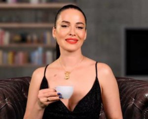 Астаф'єва у сукні з пікантним декольте поділилася порадами щодо занять сексом у воєнний час. Відео