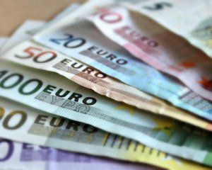 Євро подешевшав після вихідних: курс валют на 15 серпня