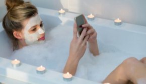 Почему нельзя идти со смартфоном в ванную – ответ эксперта