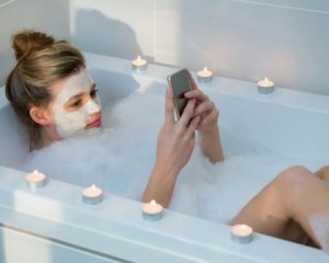 Почему нельзя идти со смартфоном в ванную – ответ эксперта