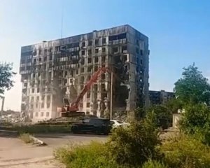 Маріуполь: окупанти зносять пошкоджені будинки, а в уцілілі селять росіян