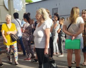 В очереди выстраиваются с шести утра – медицина в Мариуполе не выходит из коллапса