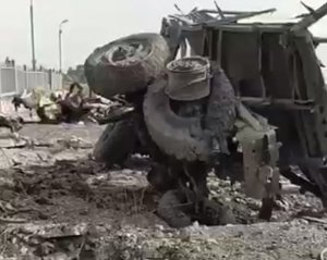 Дыры, разваленная техника и останки российских оккупантов. Появилось видео с моста через Каховскую ГЭС (18+)