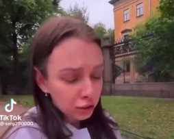 Не пустили до Німеччини: росіянка розплакалася на камеру через відмову у візі