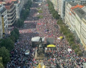 В Праге 70 тысяч человек вышли на протест против санкций РФ и поставок оружия Украине