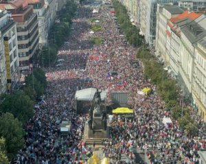 У Празі 70 тисяч людей вийшли на протест проти санкцій РФ і постачання зброї Україні