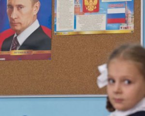 У Мелітополі діти змушені позувати біля портрета Путіна – ЗМІ