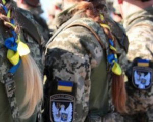 Обнародовали видео, как украинки защищают страну наравне с мужчинами