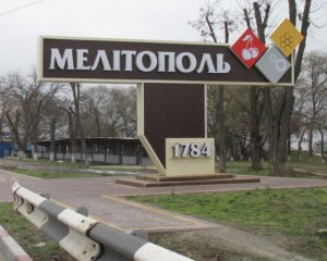 Росіяни побігли з Мелітополя – дорогою крали авто