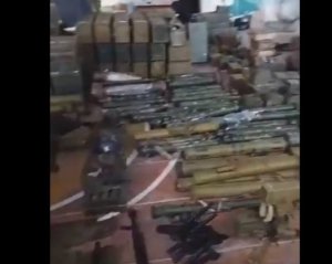 Десятки ящиків зі зброєю, гранатомети й кулемети: ЗСУ показали кинутий окупантами склад
