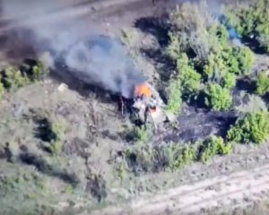 Українські морські піхотинці зняли на відео, як палять техніку окупантів