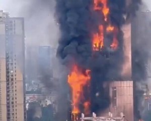 200-метровый небоскреб в Китае сгорел дотла за 20 мин. – видео