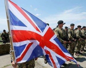 Освобожденные из российского плена британские военные вернулись домой