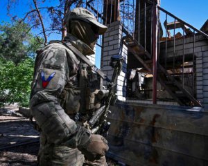 27 военных грузовиков въехали в Мариуполь в первый день "референдума"