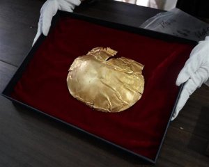 Археологи відкопали золоту маску